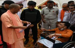 सीएम योगी आदित्यनाथ ने गोरखपुर में दिव्यांगों को मोटर चालित ट्राइसाइकिल वितरित की..