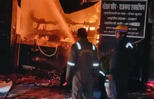 गाजियाबाद में शराब की दुकान में लगी भीषण आग, लाखों का माल जलकर राख..