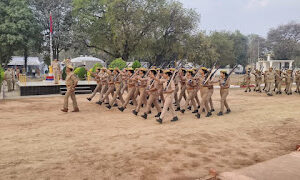 Jaunpur News आईजी वाराणसी मोहित गुप्ता ने जौनपुर पुलिस लाइन का किया निरीक्षण, परेड की ली सलामी