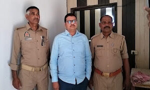 Jaunpur News योगी सरकार में भ्रष्टाचार चरम पर, एंटी करप्शन टीम ने लेखा परीक्षक को रिश्वत लेते दबोचा