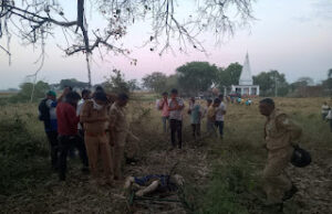 Jaunpur news एक माह से लापता महिला का शव कुएं में मिला, गांव में मचा हड़कंप