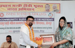 Jaunpur News गोद लिए गए 186 टीबी मरीजों को सीएमओ और डीटीओ ने वितरित की पोषण पोटली