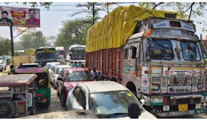 जौनपुर: रेलवे फाटक पर फंसा ट्रक, चालक फरार, दो घंटे तक लगा भीषण जाम