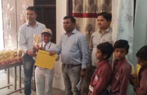 JAUNPUR NEWS आदर्श शांति शिक्षण संस्थान और आदर्श किड्स प्ले स्कूल में पुरस्कार वितरण कार्यक्रम संपन्न