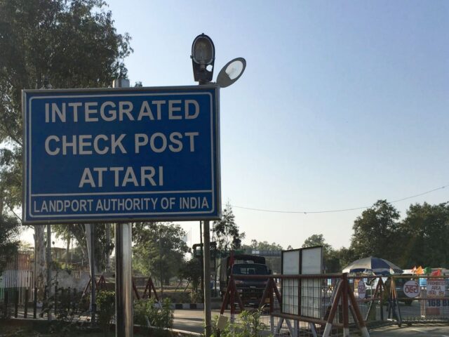 03b-Image_21-ST-Attari-Wagah_porters-caughmax-1400x1120-1