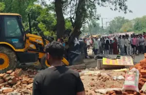 Ghazipur Newsगाजीपुर: रेलवे की जमीन पर अवैध निर्माण पर चला बुलडोजर, जखनियां में पक्की दुकानों को किया गया ध्वस्त