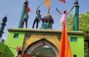 प्रयागराज में भगवा झंडा लेकर दरगाह के गेट पर चढ़े लोग, लगाए नारे, वीडियो वायरल