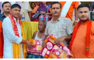 बिहार के मंत्री ने 40 डिग्री सेल्सियस की गर्मी में 700 कंबल बांटे, वीडियो वायरल होने पर हुई आलोचना