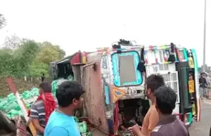 Ghazipur News एक्सप्रेसवे हादसा: सुल्तानपुर से बिहार जा रहा ट्रक पलटा, हजारों कोल्ड ड्रिंक बोतलें बिखरीं, एक घायल