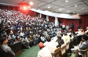 Uttar pradesh News समाजवादी पार्टी के लखनऊ मुख्यालय में ‘आओ गले मिलें’ कार्यक्रम के अंतर्गत होली-ईद मिलन सद्भाव समारोह संपन्न