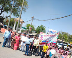 Jaunpur News स्कूल चलो अभियान: नई किताबों से बच्चों के चेहरे खिले