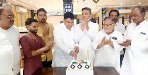 Jaunpur News नदीम जावेद के जन्मदिन पर कांग्रेसियों ने मनाया जश्न, केक काटकर दी शुभकामनाएं