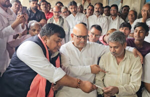 Azamgarh News: कांग्रेस प्रदेश अध्यक्ष अजय राय ने तरवां में मृतक सनी कुमार के परिवार से की मुलाकात, न्याय की मांग