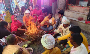 Jaunpur News नगर पंचायत के व्यापारियों के साथ सफाई मित्रों ने किया हवन