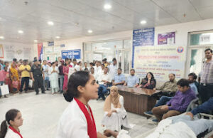 Jaunpur News लू से बचने के लिए पैरामेडिकल छात्रों ने लोगो को किया जागरूप