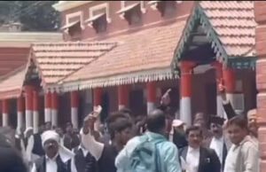 Jaunpur News जौनपुर में अधिवक्ताओं का जिलाधिकारी के खिलाफ प्रदर्शन, ‘होश में आओ डीएम’ के लगे नारे