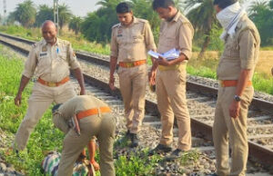 Jaunpur News शाहगंज रेलवे ट्रैक के पास युवक की लाश मिलने से सनसनी, हाथ बंधा, आंख निकली, गला कटा – जांच में जुटी पुलिस