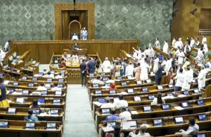 केंद्र कल लोकसभा में वक्फ संशोधन विधेयक पेश करेगा, चर्चा के लिए 8 घंटे का समय तय..