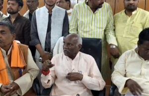 Azamgarh News: तरवां थाने में युवक की मौत का मामला गरमाया, SC/ST आयोग अध्यक्ष बैजनाथ रावत ने परिजनों से की मुलाकात