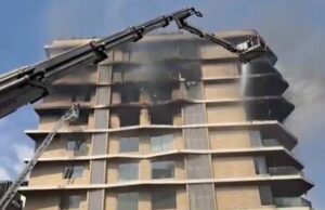 गुजरात के सूरत में एक इमारत की 8वीं मंजिल पर लगी भीषड़ आग, 50 लोगों को बचाया गया..
