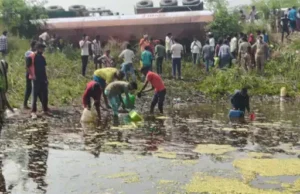 Ghazipur News हाईवे पर सरसों तेल से भरा टैंकर पलटा, बाल्टी-डिब्बे लेकर तेल लेने दौड़े ग्रामीण