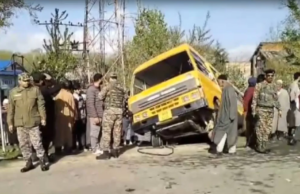 उत्तर कश्मीर के हंदवाड़ा में कॉलेज बस दुर्घटना में छात्रा की मौत, 15 घायल