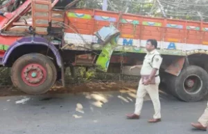 कर्नाटक: कलबुर्गी में खड़ी ट्रक में वैन के घुसने से पांच लोगों की मौत, 10 घायल