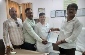 Jaunpur News पूर्वांचल विश्वविद्यालय में स्ववित्तपोषित शिक्षक संघ ने सौंपा ज्ञापन, मूल्यांकन पारिश्रमिक और शोध निर्देशक बनाए जाने की उठाई मांग