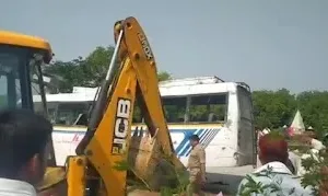 Jaunpur News जौनपुर में भीषण सड़क हादसा: डिवाइडर पर पलटी प्राइवेट बस, तीन महिलाओं सहित 5 की मौत, दर्जनभर घायल