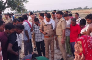 Azamgarh News : खेत में मिला राजगीर युवक का शव,पुलिस जांच में जुटी