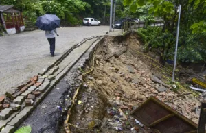 असम : भारी बारिश और बाढ़ के बीच कामरूप जिले में कई भूस्खलनों में पांच लोगों की मौत