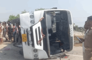 जौनपुर में भीषण बस हादसा: तेज रफ्तार के कारण डिवाइडर पर चढ़कर पलटी बस, इतनो ने गवाई जान