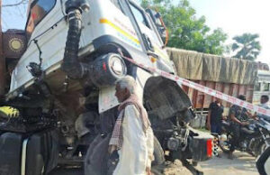Jaunpur  news जौनपुर: भीषण सड़क हादसा, ट्रेलर की टक्कर से ड्राइवर की दर्दनाक मौत, खलासी गंभीर