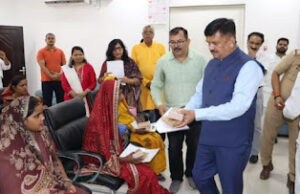 Jaunpur News जौनपुर: निर्धनतम परिवारों को मिला राशन कार्ड, दिव्यांगों को जोड़ा जाएगा पेंशन योजना से