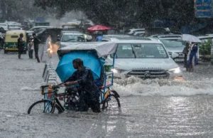 पूर्वोत्तर में बाढ़, यूपी के 14 जिलों में तूफान का ऑरेंज अलर्ट, कई राज्यों में बारिश की आशंका