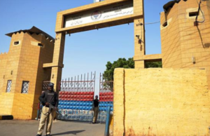 पाकिस्तान के कराची में जेल से 200 से ज़्यादा कैदी भागे , जाने कैसे