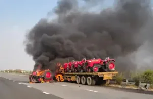 Ghazipur News पूर्वांचल एक्सप्रेसवे पर ट्रेलर का टायर फटा, भीषण आग से 6 ट्रैक्टर जलकर खाक