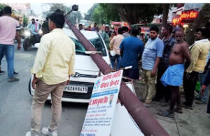 Jaunpur News जर्जर खंभा गिरने से कार क्षतिग्रस्त, चालक घायल — बड़ा हादसा टला