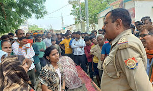 Jaunpur News प्रेम प्रसंग में युवक की हत्या: शव रखकर किया गया सड़क जाम, 30 मिनट में खुलवाया गया रास्ता