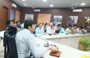 Ghazipur News गाजीपुर डीएम की निर्माण कार्यों पर सख्ती: अनुपस्थित अधिकारियों पर वेतन रोकने का आदेश, कार्यों की गुणवत्ता पर जोर