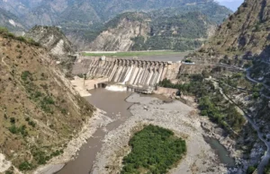 भारत द्वारा चेनाब नदी के प्रवाह पर रोक लगाने के बाद पानी कम होने से पाकिस्तान में संकट