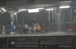 बरेली में मूसलाधार बारिश से हाहाकार, घर-दुकानें डूबीं, रेल लाइन पर 4 फुट पानी, ट्रेनें रुकीं, बिजली गिरने से 2 की मौत