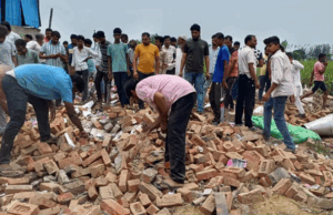 अमरोहा में पटाखा फैक्ट्री विस्फोट, इतने लोगों की मौत, मलबे में दबे लोगों को निकालने की कोशिश जारी