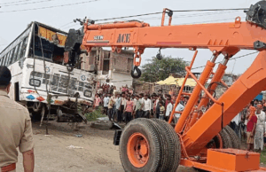 Muradabad news मुरादाबाद के ठाकुरद्वारा हाईवे पर बस पलटने से छात्र की मौत, इतने घायल; ग्रामीणों ने किया हंगामा