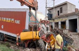 अलीगढ़-दिल्ली हाईवे पर दर्दनाक हादसा: बकरों से लदा कैंटर पलटा, पिता-पुत्र सहित चार की मौत, इतने हुए घायल