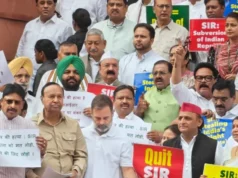 राहुल गांधी और अखिलेश यादव समेत विपक्षी सांसदों ने संसद के बाहर विरोध प्रदर्शन किया