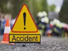 मध्य प्रदेश के धार में पुल निर्माण स्थल पर क्रेन गिरने से 2 की मौत: पिकअप ट्रक पर गिरी, मोटरसाइकिल सवार समेत कई फंसे; बचाव कार्य जारी