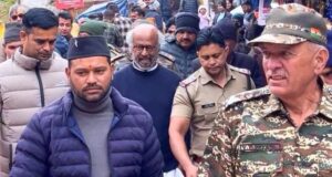 कुली की सफलता के बाद रजनीकांत बद्रीनाथ धाम पहुंचे , रजनीकांत अभिनय से ब्रेक लेकर आध्यात्मिक यात्रा पर हैं।