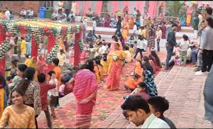 Jaunpur News उगते सूर्य को अर्घ्य देकर ब्रती महिलाओं ने किया पारण, आस्था का उमड़ा सैलाब