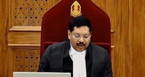 सुप्रीम कोर्ट में CJI बीआर गवई पर वकील ने जूता फेंकने की कोशिश की: ‘सनातन का अपमान बर्दाश्त नहीं करेंगे